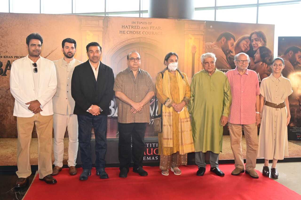 The team of Batwara 1947, Abhimanyu Singh, Karan Deol, Sunny Deol, filmmaker Rajkumar Santoshi, Shabana Azmi, Javed Akhtar, author Asghar Wajahat and Khushi Hajare were seen posing together at the trailer launch.
